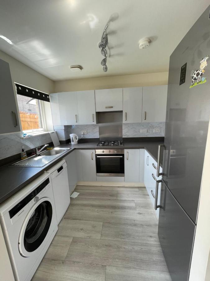 Modern 3 Bed Villa With Free Parking And Garden Close To City Center And Edinburgh Airport Exterior foto